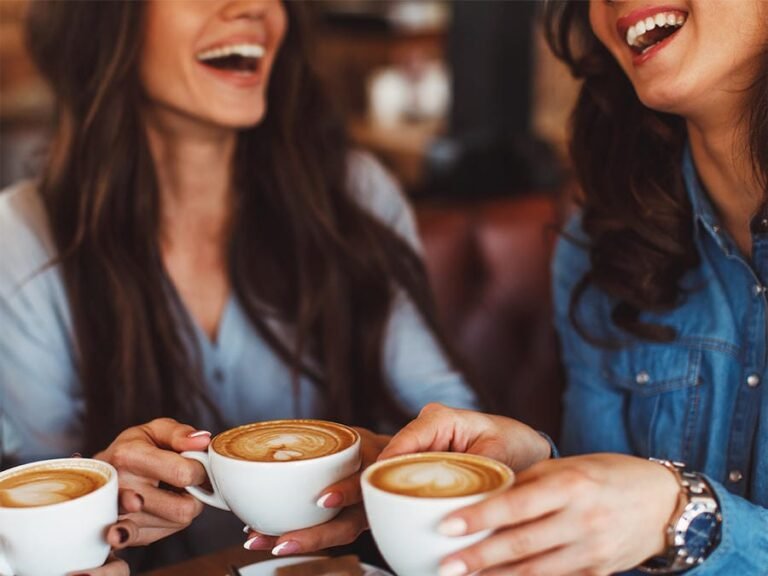 هل الصداقات هي عائلات وأوطان بديلة في الغربة؟